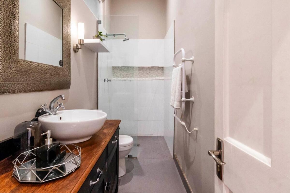 2-bed Rose In Woodstock Holiday home Cape Town